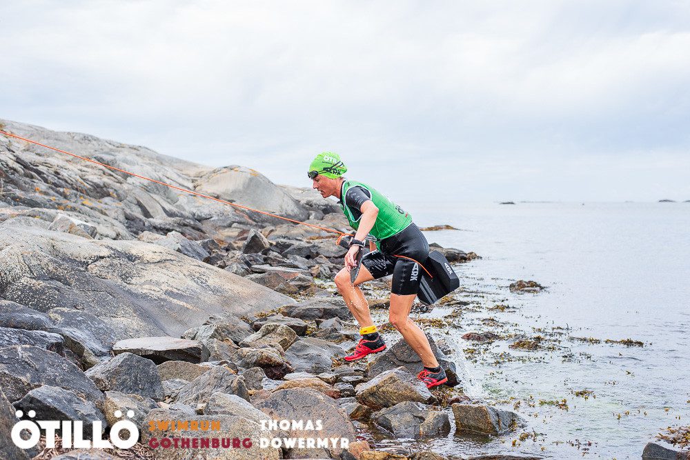 ÖTILLÖ swimrun gothenburg competitor running on rocks