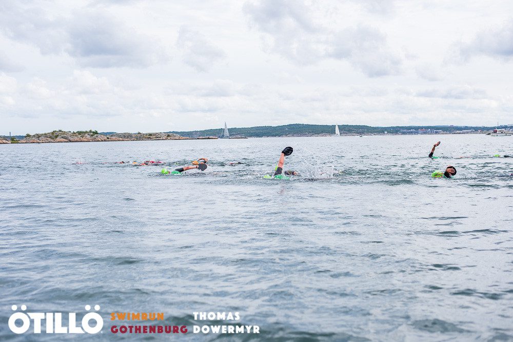 ÖTILLÖ swimrun gothenburg competitors swimming in water