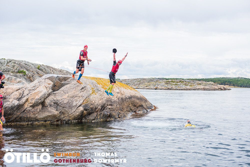 ÖTILLÖ swimrun gothenburg competitors jumping into water